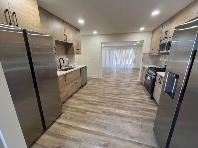Foto del edificio - Remodeled in 2025!! Modern Big 7 Bedroom H...