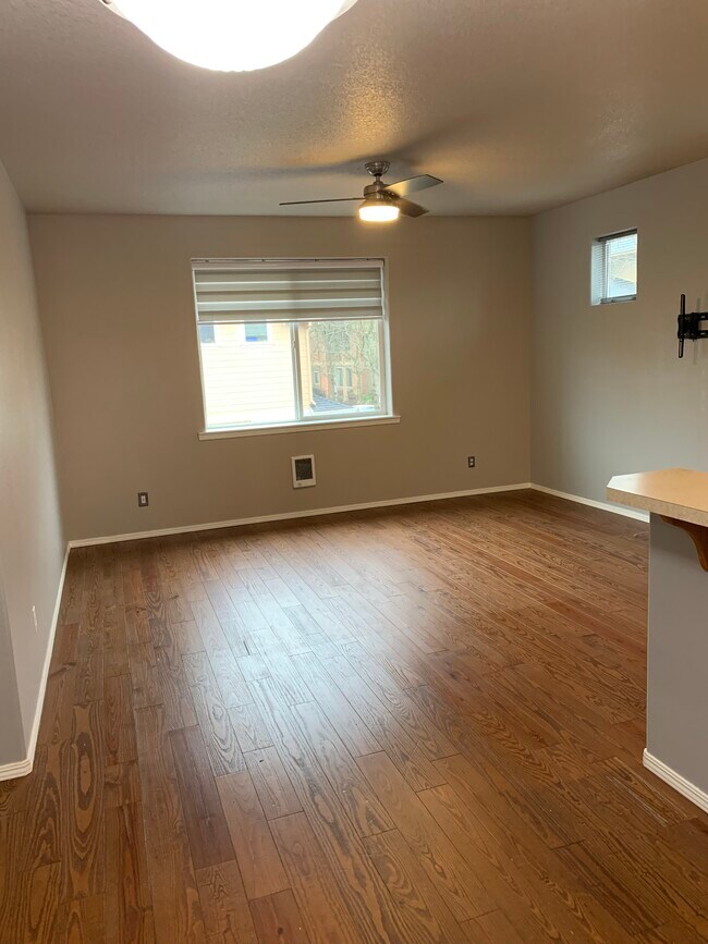 Sala de estar - 1661 NE Market Dr
