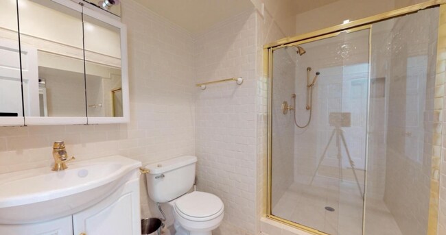 Building Photo - Fantastic Three Bedroom in Logan Circle + ...