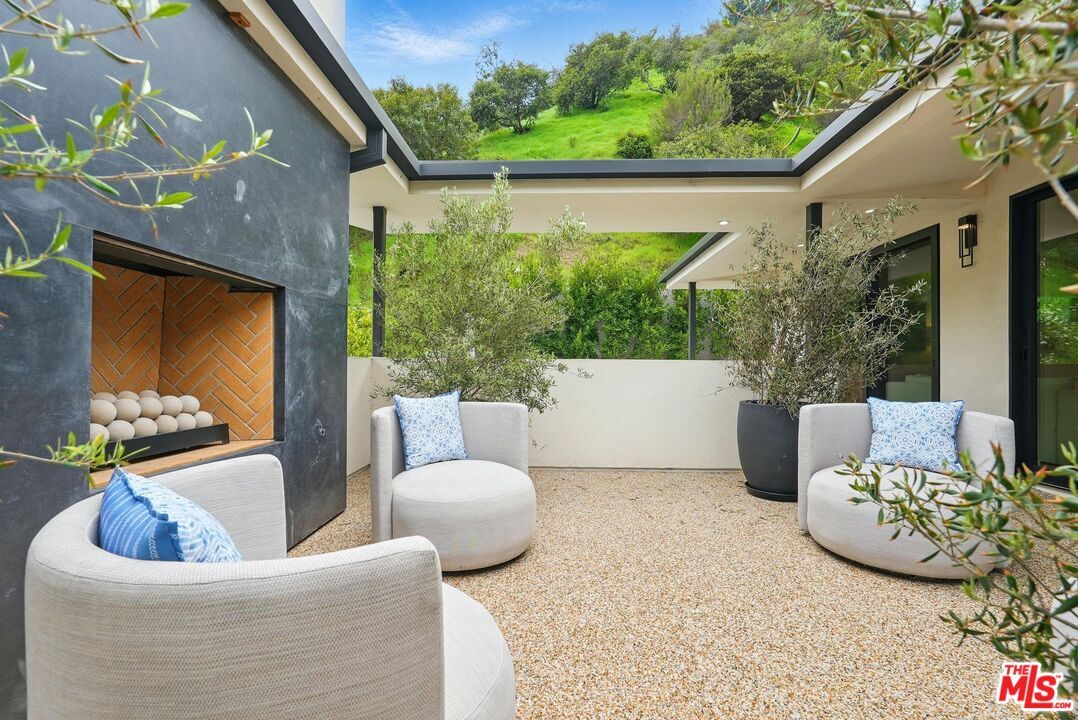 Foto principal - 913 N Beverly Glen Blvd