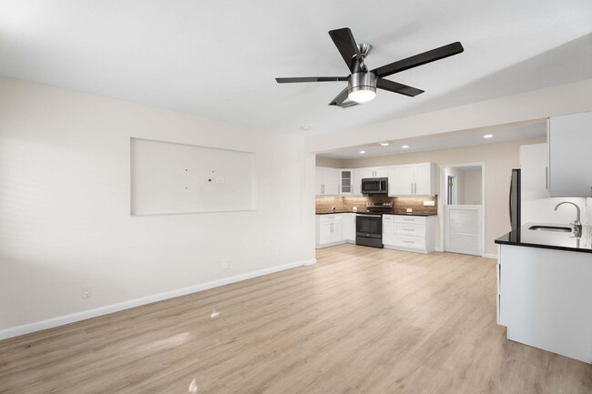 Building Photo - 607 W Perry St