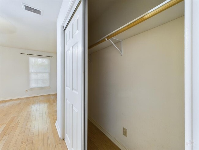 Foto del edificio - 817 E 38th St