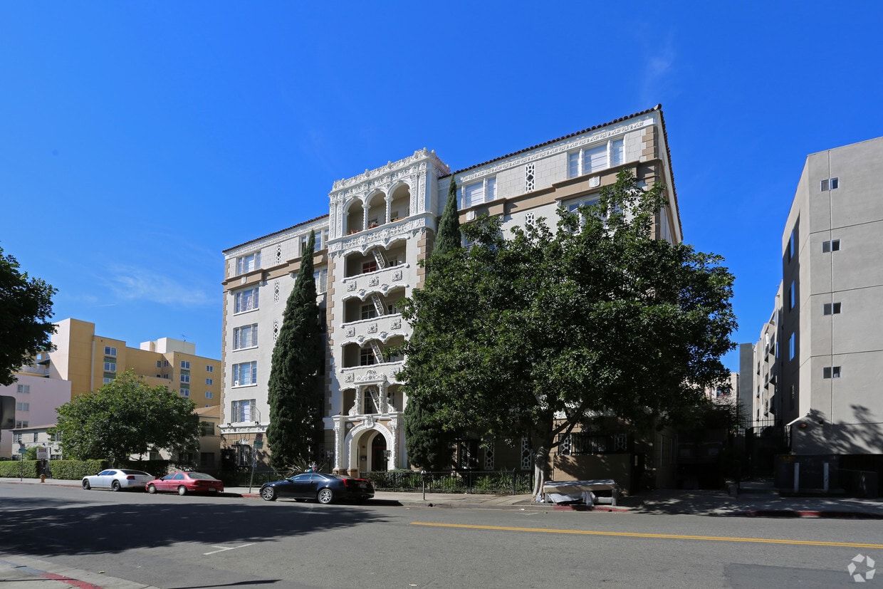 Primary Photo - La Leyenda Apartments