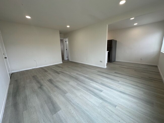 Foto del edificio - Newly Remodeled - 2 Bedroom/1 Bath...Downstairs Unit