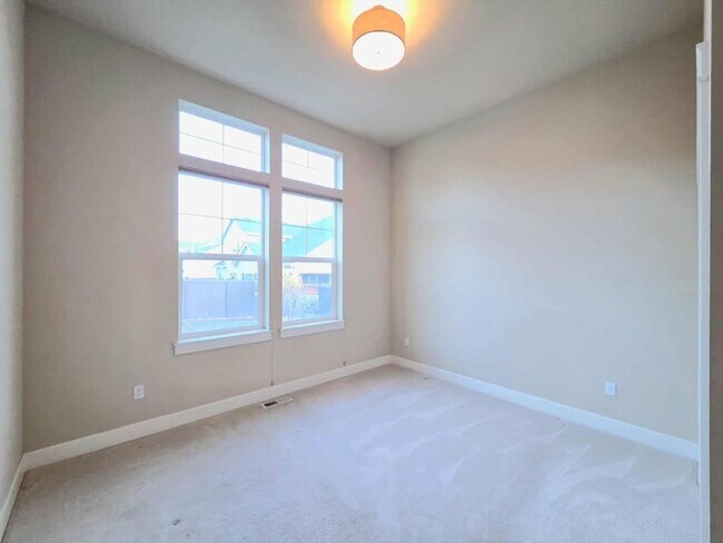 Foto del edificio - Large 3 bedroom, 3 bath newer build in sought after East Wenatchee neighborhood!