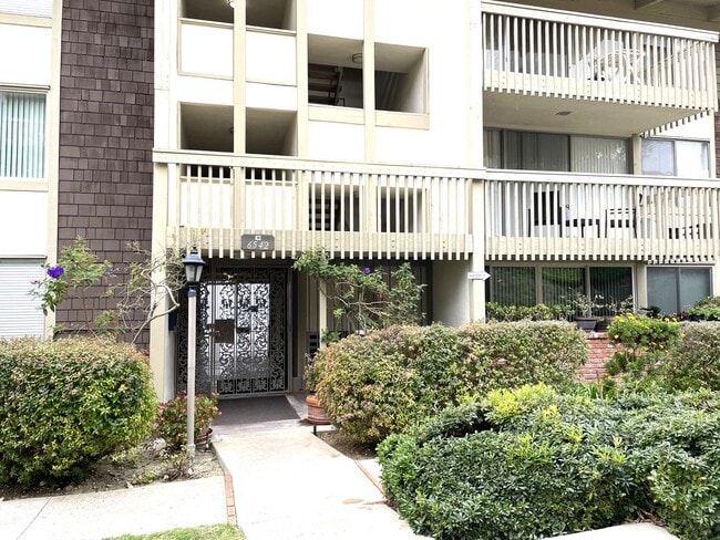 Foto del edificio - Ocean view updated 2 bed, 2 bath  condo in...