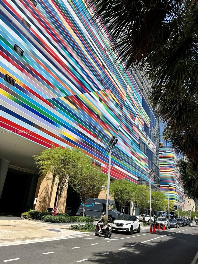 Building Photo - 999 SW 1st Ave