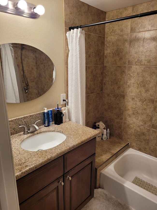 Bathroom - 917 N Vineyard Ave