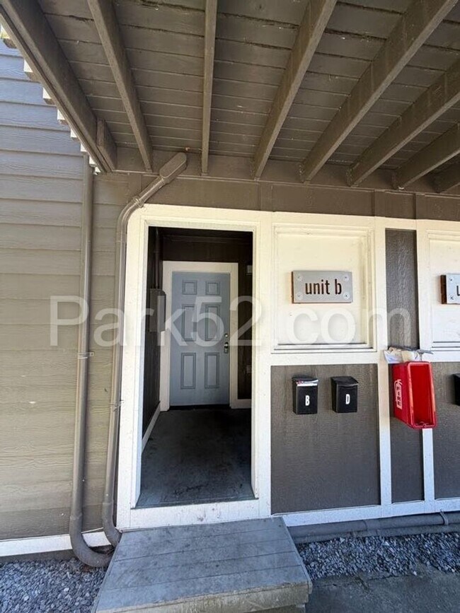 Foto del edificio - 1 Bed 1 Bath Tacoma Apartment - Small Pet Friendly