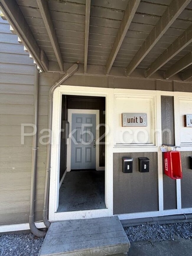 Building Photo - 1 Bed 1 Bath Tacoma Apartment - Small Pet Friendly