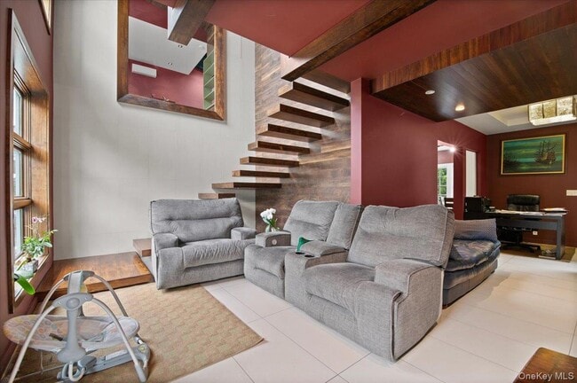 Foto del edificio - 97 Pine Hollow Rd