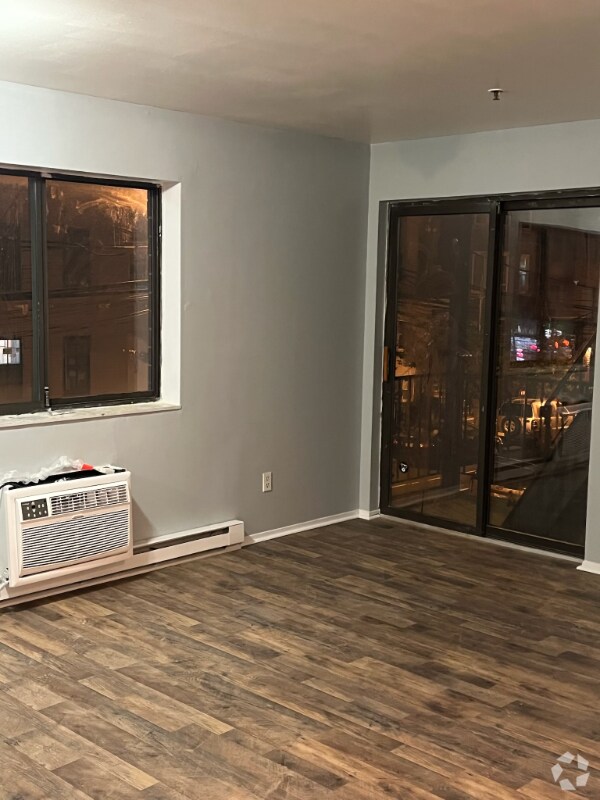 The Heights Pet Friendly Apartments under 2,100 Jersey City, NJ 8