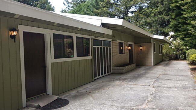 Building Photo - Beautiful Home Near Baywood Golf Course