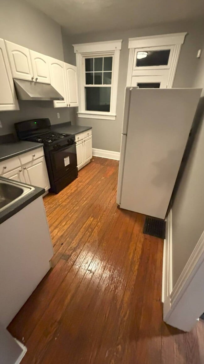 Building Photo - 506 E 21st St