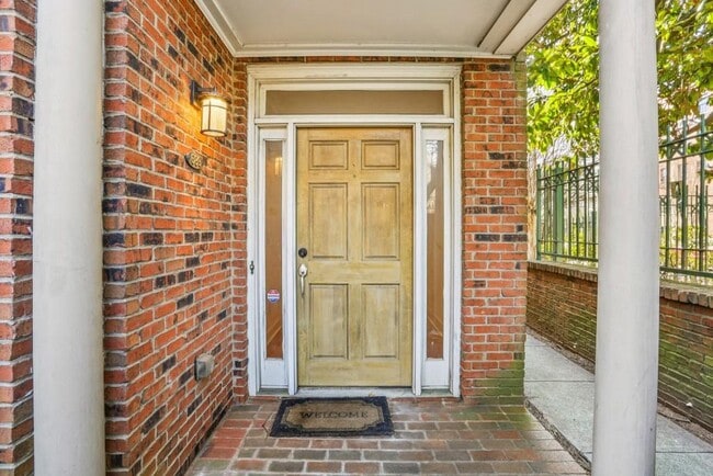 Foto del edificio - 689 Bonaventure Ave NE