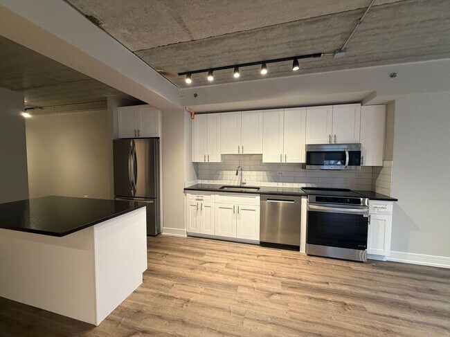 Building Photo - 952 W Carmen Ave