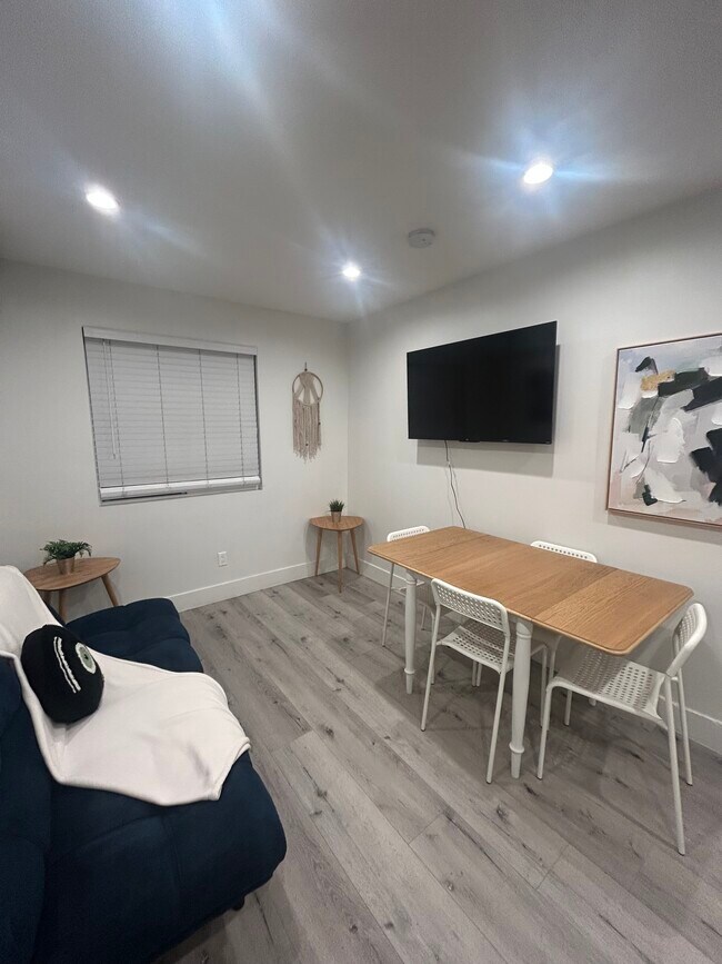 Sala de estar acogedora y linda - 8549 Elizalde Ave