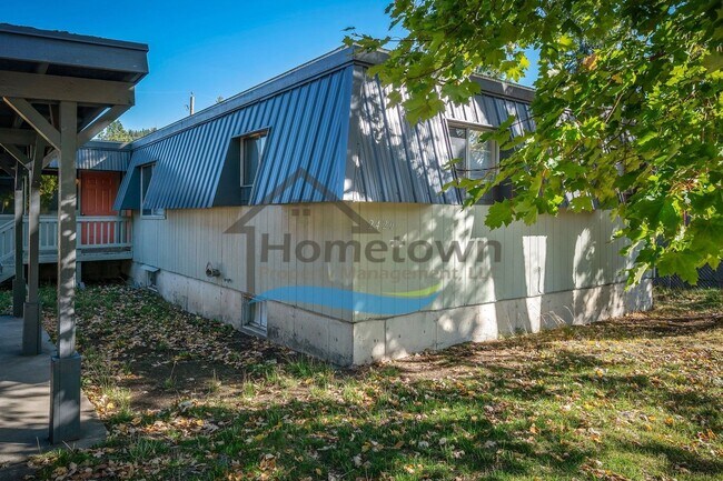 Building Photo - Large 3 Bedroom 2 Bathroom Home with Cover...