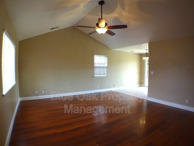 Building Photo - 1011 Lupin Ave