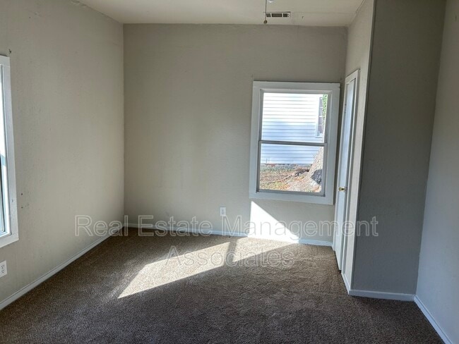 Building Photo - 331 W College St