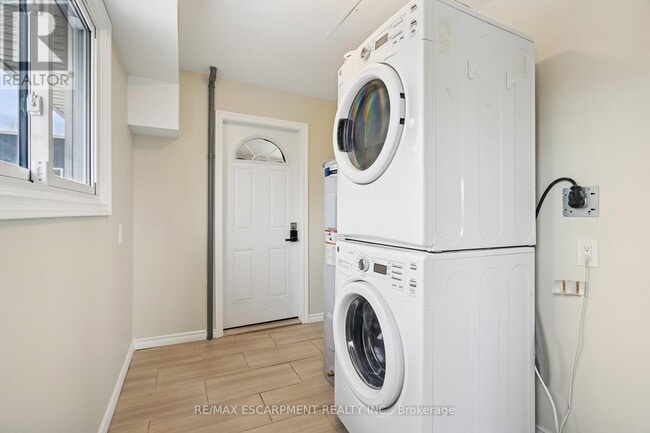 Building Photo - 154 Main St N