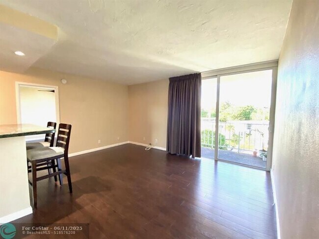 Foto del edificio - 1050 SE 15th St
