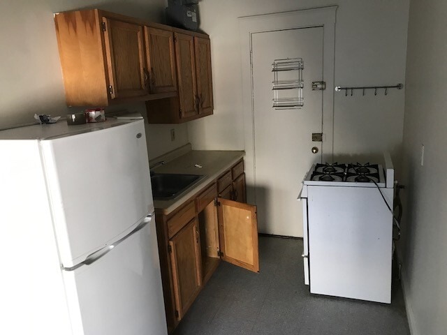 Full-Size Kitchen - 99 Brainerd Rd