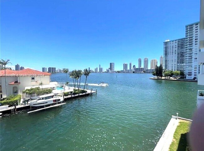 Foto del edificio - 4000 NE 170th St