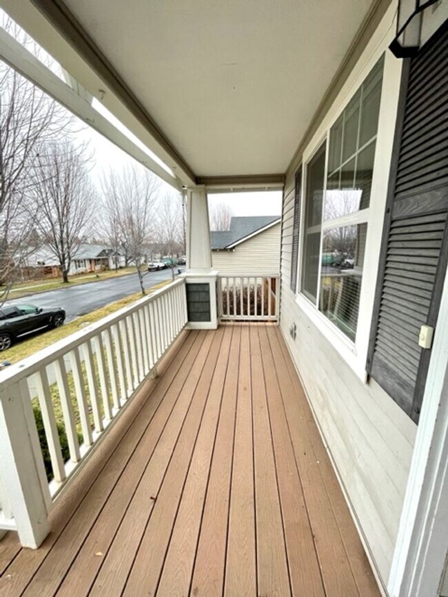 Foto del edificio - Single level home in Foxborough! Fenced yard!  A/C and a gas fireplace!