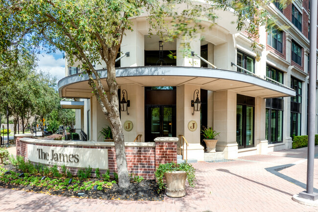 Entrada del edificio - The James River Oaks