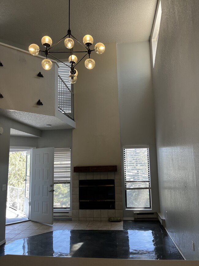 Building Photo - 2700 S White Mountain Rd