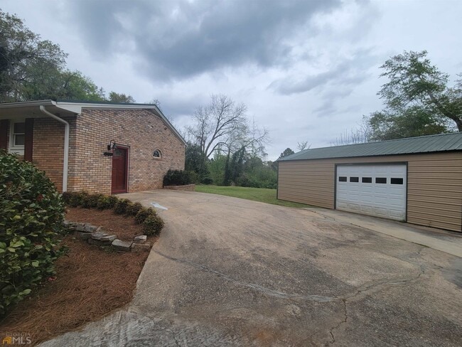 Building Photo - 1691 Milledge Ave Ext