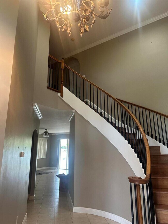Building Photo - 2229 Ridgewood Cir