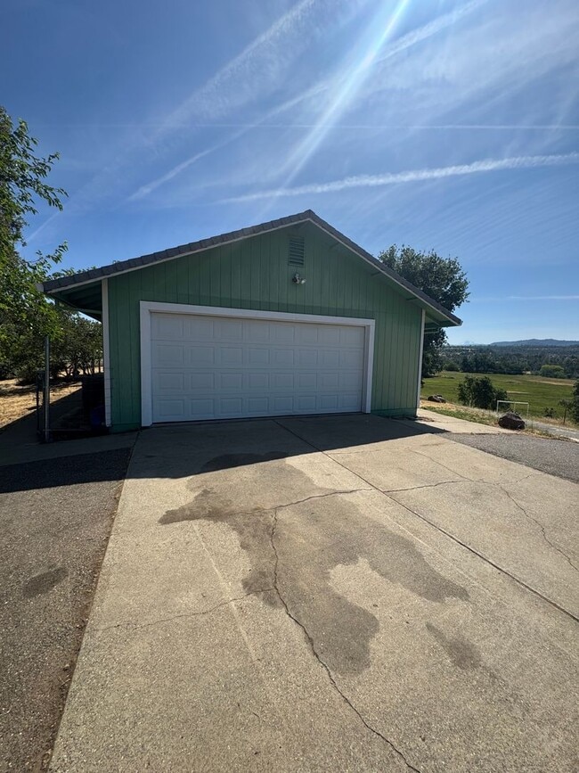 Building Photo - 3 BEDROOM HOME IN COUNTRY SETTING
