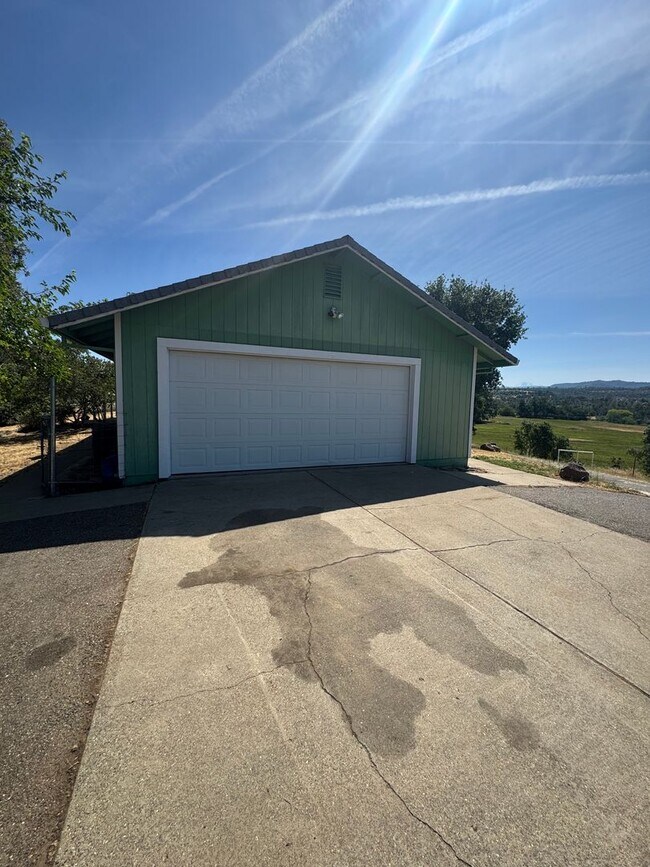 Foto del edificio - 3 BEDROOM HOME IN COUNTRY SETTING