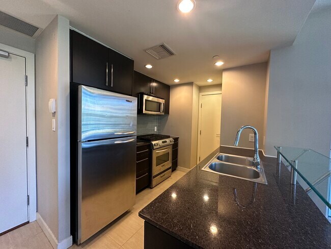 Building Photo - 706-638 Beach Crescent