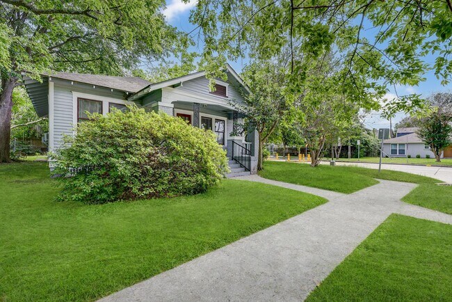 Photo - Old-world elegance with modern comfort! House