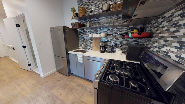 Building Photo - Room in 5 Bedroom Apartment at 8 Nottingha...