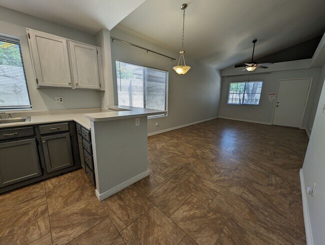 Foto del edificio - 2 Bedroom Condo in the Sonoma Village Comm...