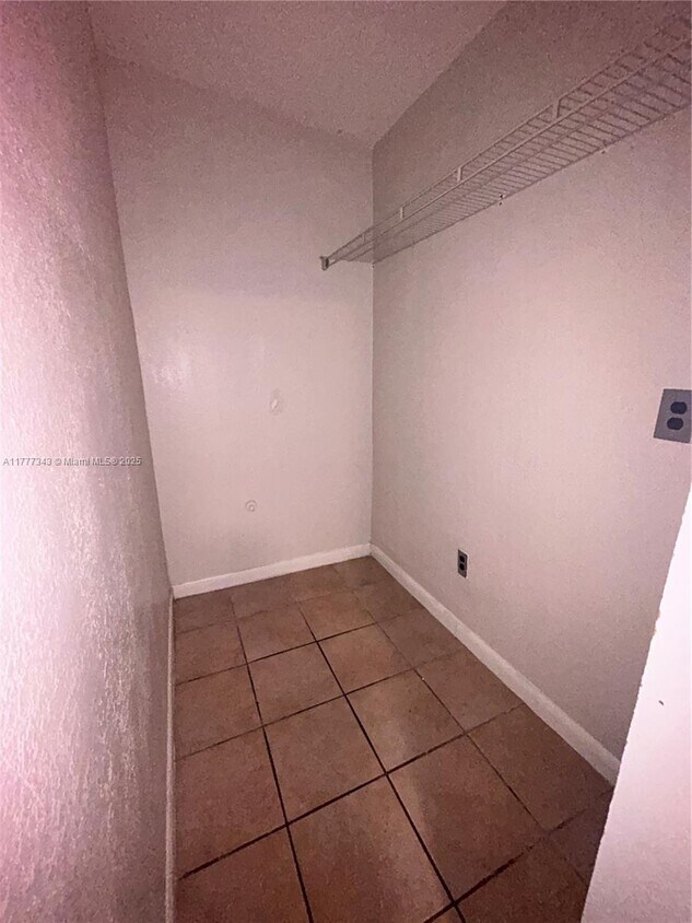 Foto del edificio - 2222 Van Buren St