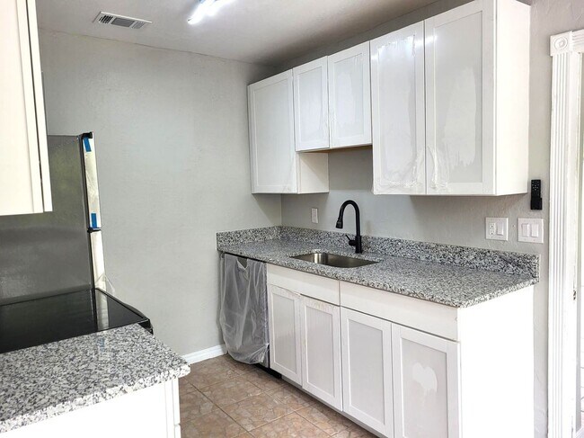 Foto del edificio - 1068 Barclay Dr