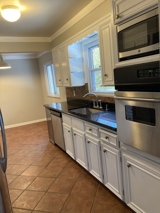 Updated kitchen with stainless appliances - 3065 Shelley Lynn Dr