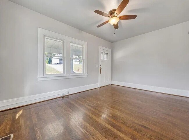 Foto del edificio - Spacious 3BR House in NW Roanoke. Availabl...