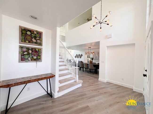 Foto del edificio - Custom Furnished 4 bed 3.5 bath in Emerald Bay!