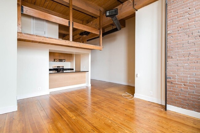 Building Photo - Spacious 1 Bedroom Loft Available 6/1