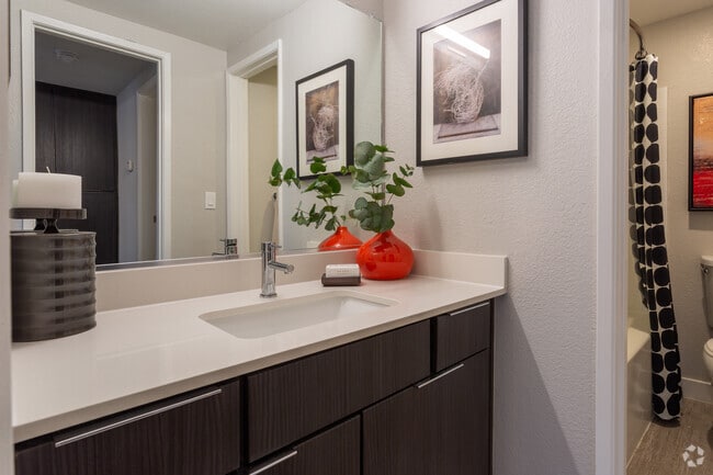 1BR, 1BA - 747 SF - The Lennox