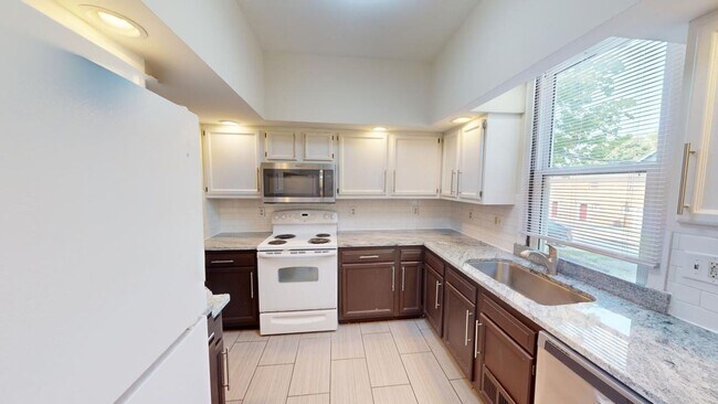 Foto del edificio - 7 BEDROOMS + 3 FULL BATHROOMS + 2 FULL SIZ...