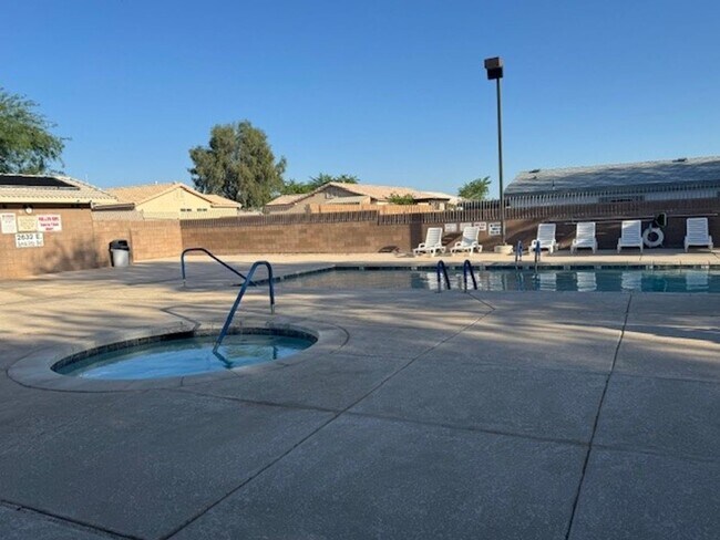 Foto del edificio - 5 Bedroom, 3 Bath with fenced yard, Garage...