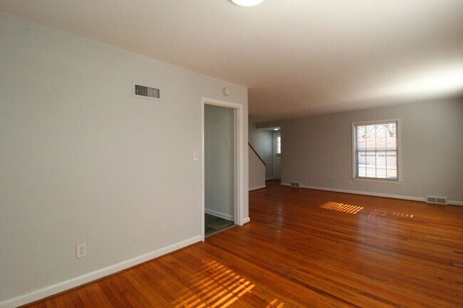 Foto del edificio - March FREE On This 2 Bedroom 2 Bath Duplex In The Waldo Area