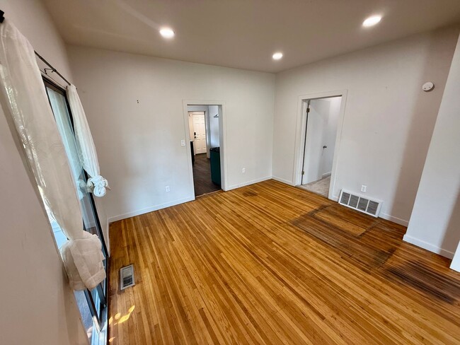 Building Photo - Charming 3-Bedroom Home with Spacious Yards & Modern Comforts in Lewiston